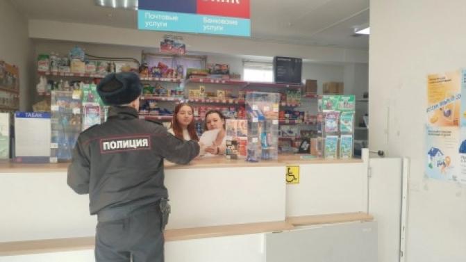 Полицейские проводят профилактические беседы с первоуральцами