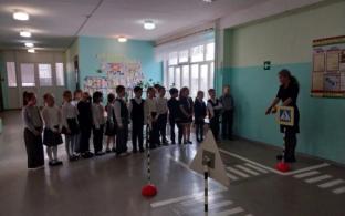 Автоинспекторы объясняют юным первоуральцам правила дорожного движения