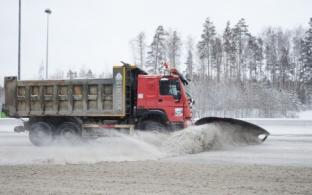 Коммунальщики устраняют последствия снегопадов на автодорогах Свердловской области