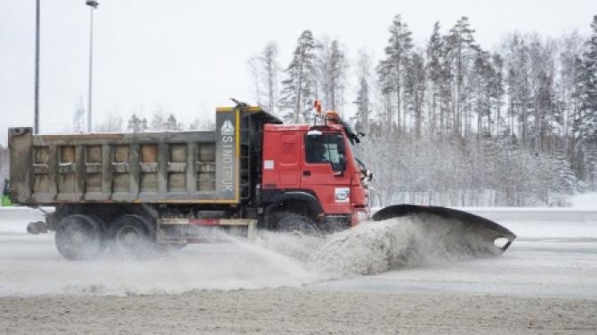 Коммунальщики устраняют последствия снегопадов на автодорогах Свердловской области