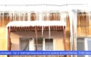 Уральцев предупреждают об опасности схода снега с крыш