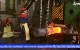 Они не боятся раскалённого металла и легко справляются с двухтонным молотом