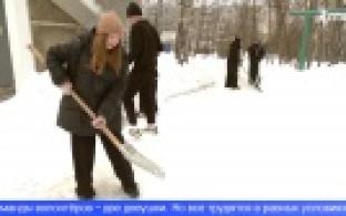 Первоуральские школьники отправились убирать снег в детские сады