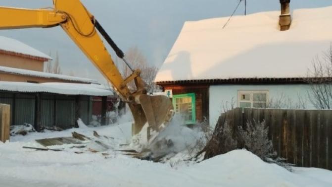 В Первоуральске приступили к сносу дома №4 в переулке Новосёлов