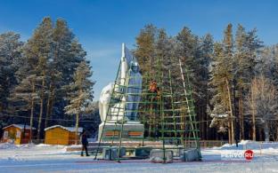 В парке Первоуральска приступили к монтажу новогодней ели