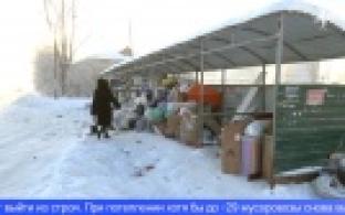 Жители Первоуральска жалуются на переполненные мусорки во дворах