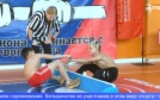 В Первоуральске выясняли, кто сильнее в мас-рестлинге