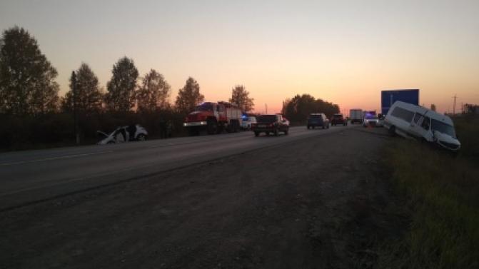На трассе столкнулись легковушка и микроавтобус с детьми