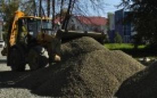 В Первоуральске ремонтируют дорогу на улице Металлургов