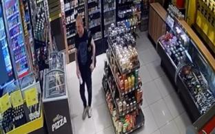 Полицейские ищут любителя расплачиваться чужими карточками