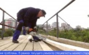 На улице Вайнера отремонтировали пешеходный мост