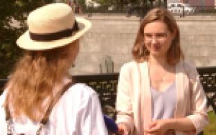 Анастасия Берендеева во время концертов переводит песни на язык жестов для слабослышащих