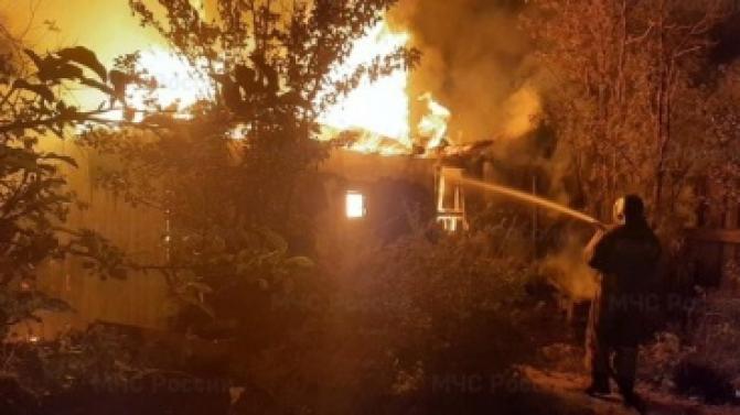 Под Первоуральском сгорели баня и дом