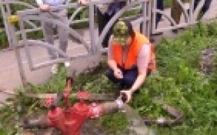 Коммунальщики проводят промывку водопроводных сетей в Первоуральске