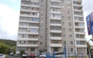 В Первоуральске с балкона многоэтажки выпала собака