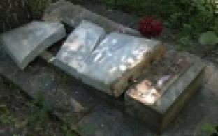 Неизвестные устроили погром на кладбище