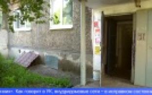 Жители многоэтажки в микрорайоне Хромпик страдают от запаха канализации