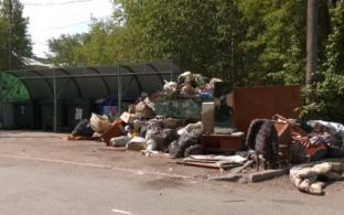 Контейнерные площадки в Первоуральске переполняются мусором