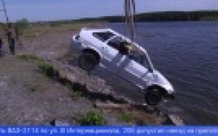 В Первоуральске автомобиль протаранил забор и оказался в пруду