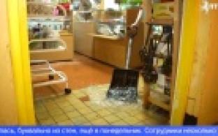 Затопило магазины на цокольном этаже одного из домов в Первоуральске