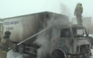 В Первоуральске загорелась фура во время разгрузки товара