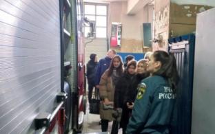 Первоуральские пожарные провели урок профориентации для учащихся школы №2