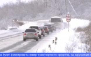 Тех, кто выбрасывает мусор из машин, будут штрафовать