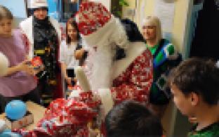 Детей из социально-реабилитационного центра поздравили с Новым годом