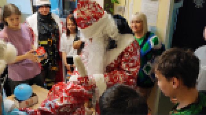 Детей из социально-реабилитационного центра поздравили с Новым годом