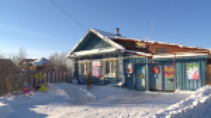 Первоуральская семья уже больше 10 лет превращает свой двор в сказочную площадку