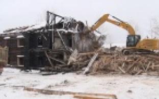 Сегодня в микрорайоне Динас начали сносить старый многоквартирный дом