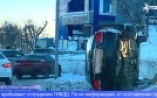 Отвлекся и опрокинул машину на бок