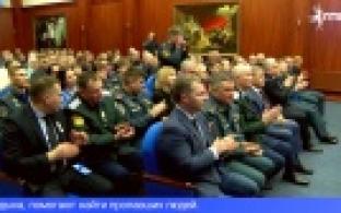 Сотрудники МЧС наградили своих коллег-волонтёров в честь праздника