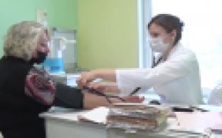 Губернатор Свердловской области Евгений Куйвашев поощрил более 60 уральских медиков