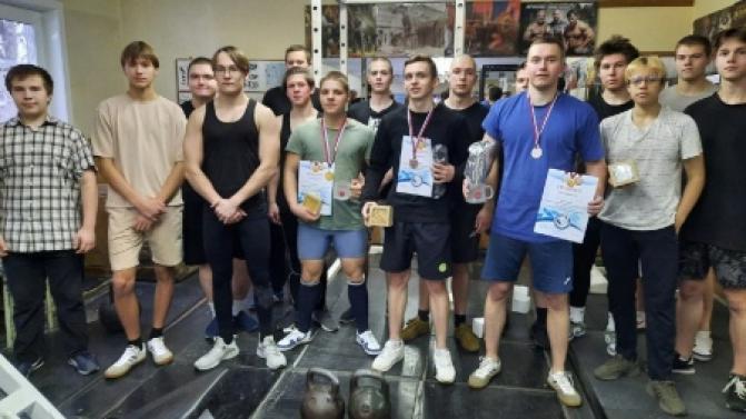 Абсолютное первенство по гиревому спорту прошло в Первоуральске