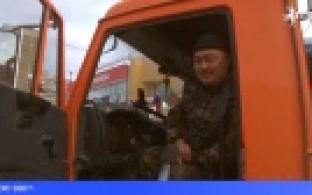 Автоинспекторы поздравили горожан с наступающим Днем автомобилиста