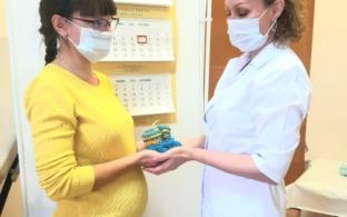 В честь Дня беременной женщины медики подарили будущим мамам пинетки