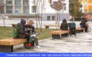 На площади Победы установили новые скамейки