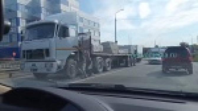 В Талице образовалась пробка из-за грузовика на мосту