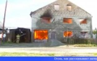 В микрорайоне Шайтанка загорелся строящийся частный дом