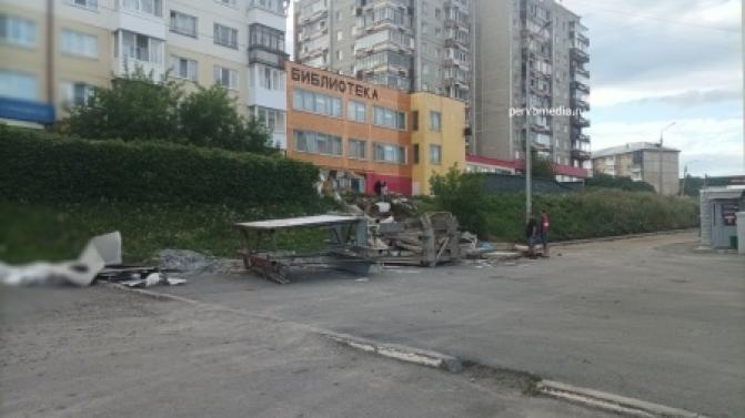 Возле Центральной библиотеки демонтировали лестницу