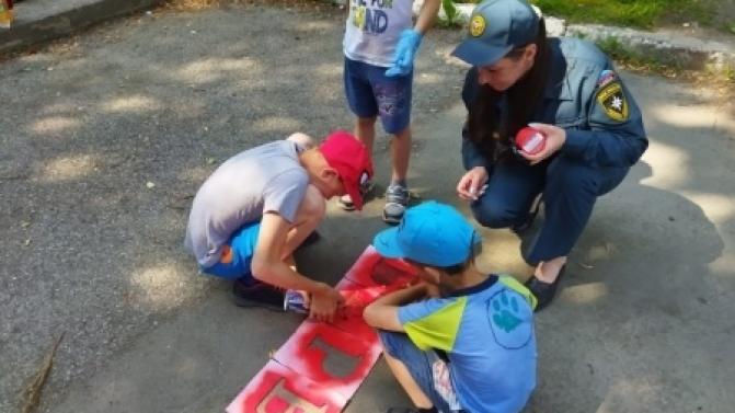 "Береги лес от огня" — такие надписи появились на асфальте в Первоуральске