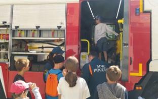 Воспитанники Центра "Росинка" побывали на экскурсии по 47 пожарно-спасательной части