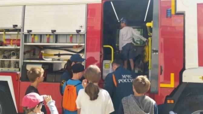 Воспитанники Центра "Росинка" побывали на экскурсии по 47 пожарно-спасательной части