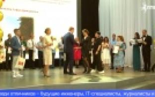 Первоуральских выпускников-медалистов поздравили сегодня