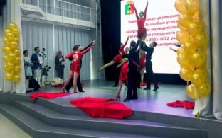 В Первоуральске сегодня поздравляют выпускников