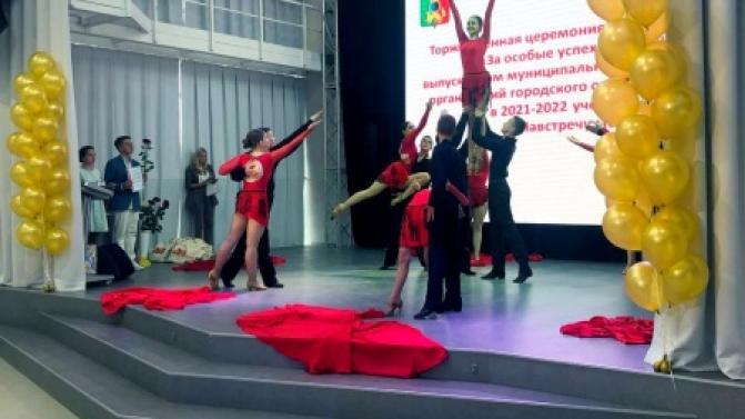 В Первоуральске сегодня поздравляют выпускников