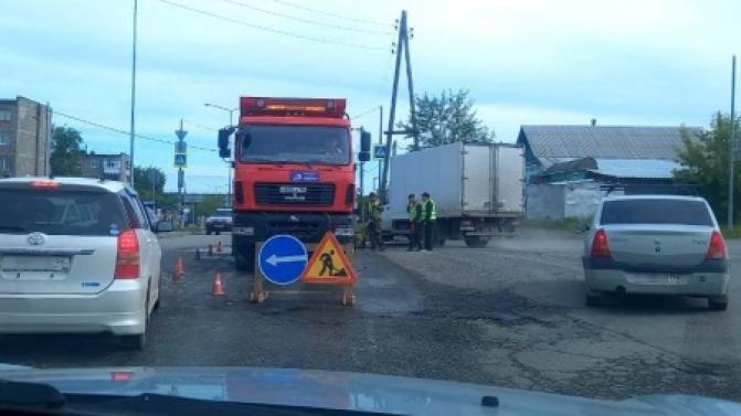 Перекрыта часть дороги на улице Вайнера