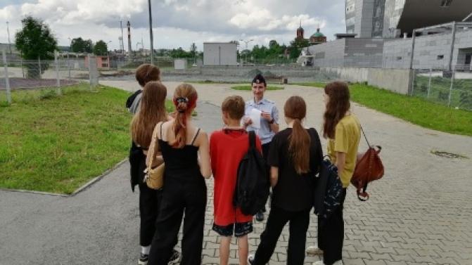 Полицейские Первоуральска проводят беседы с водителями и пешеходами