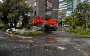 В микрорайоне Хромпик прорвало трубу горячего водоснабжения